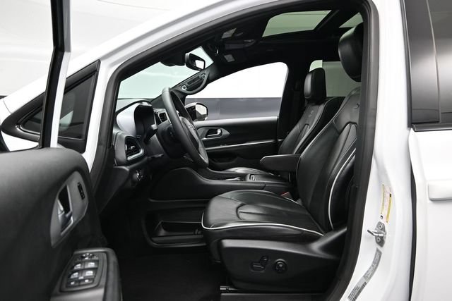 Used 2025 Chrysler Pacifica Limited FWD image 19