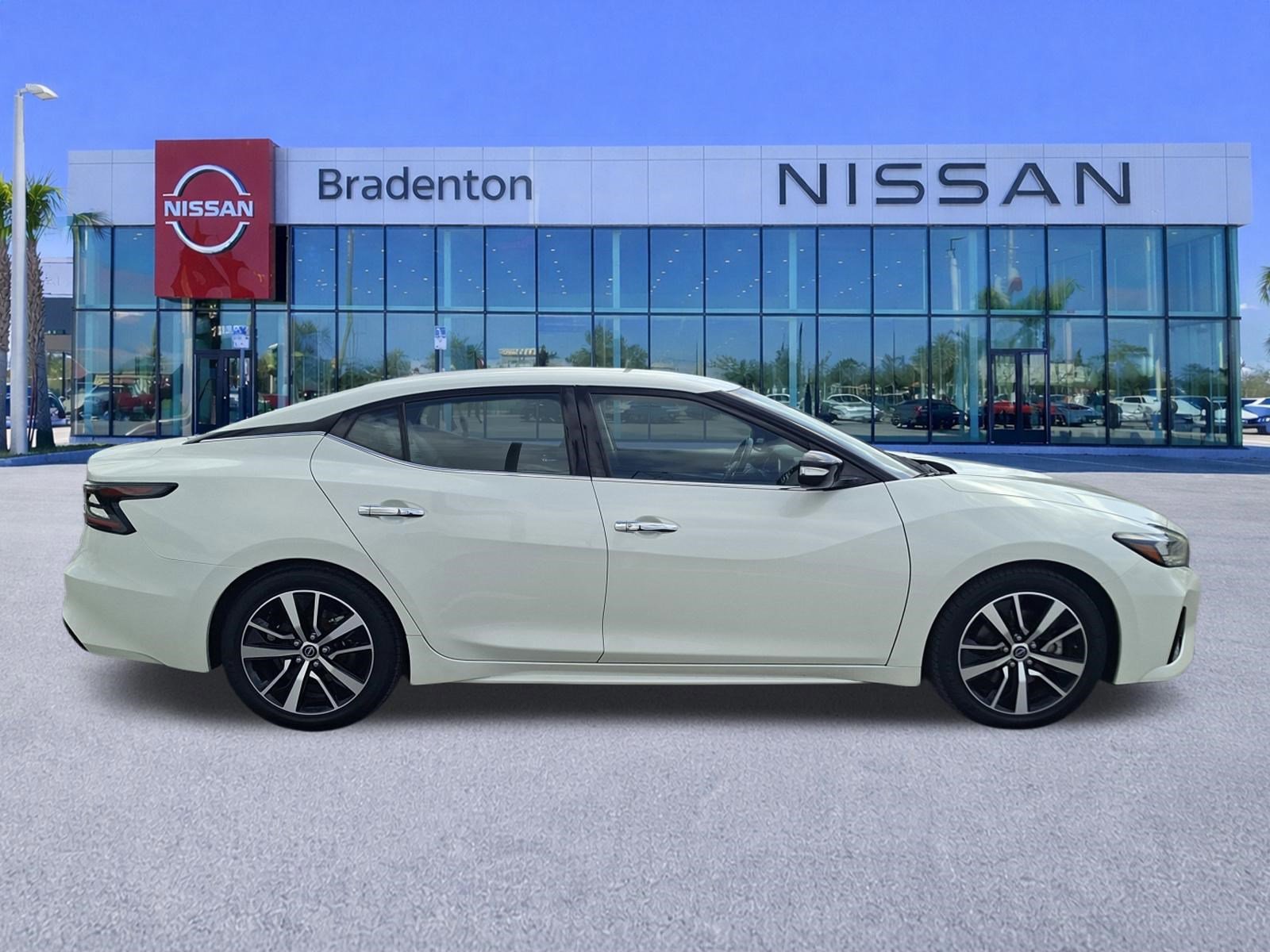 Used 2023 Nissan Maxima SV w/ Floor Mat Group FWD image 4
