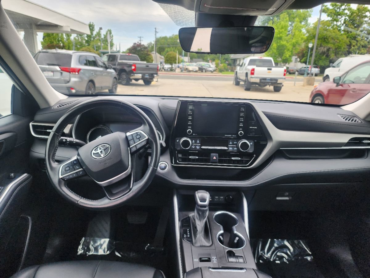 Used 2022 Toyota Highlander XLE FWD image 15