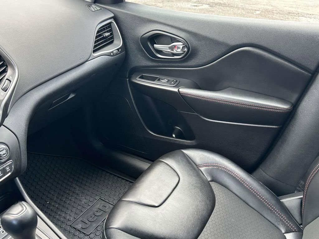 Used 2022 Jeep Cherokee Trailhawk w/ Comfort/Convenience Group image 31