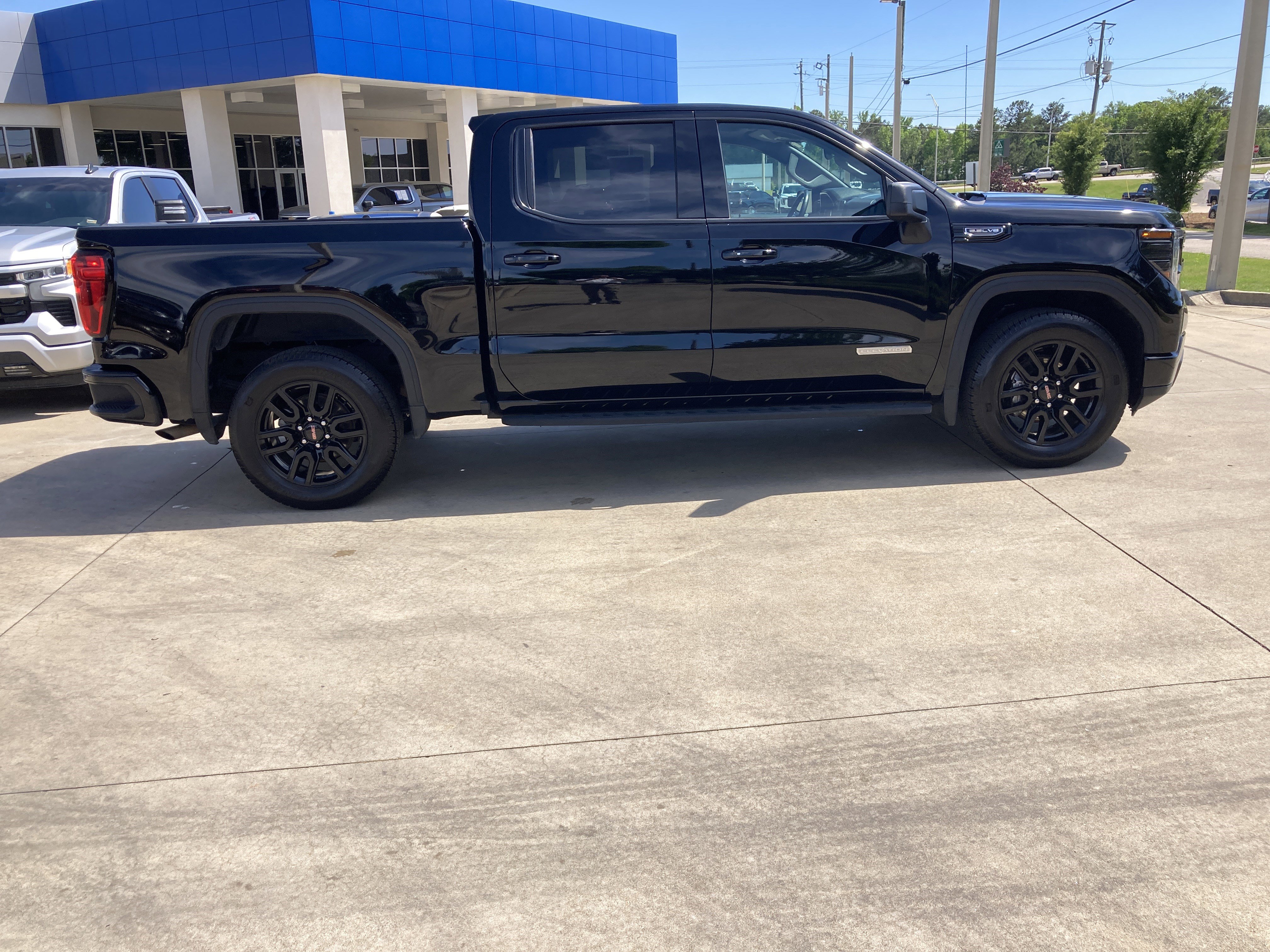 Certified 2022 GMC Sierra 1500 Elevation RWD image 4