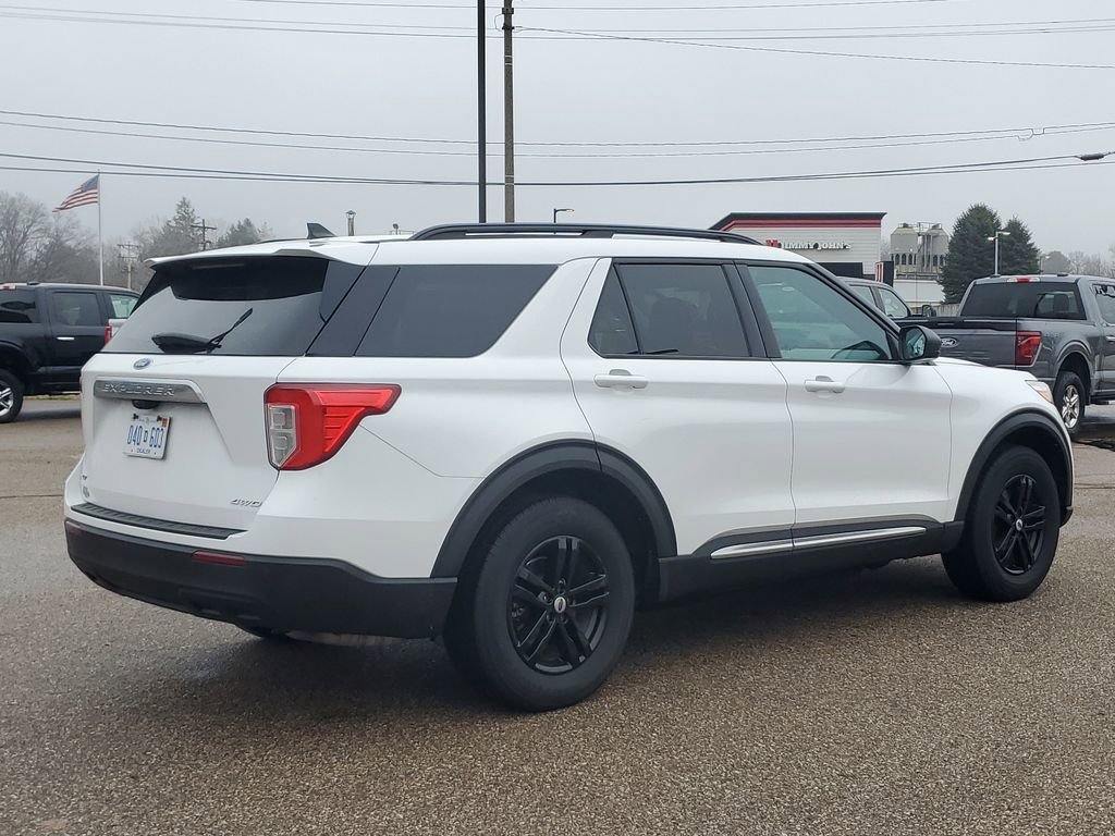 Used 2022 Ford Explorer XLT image 3
