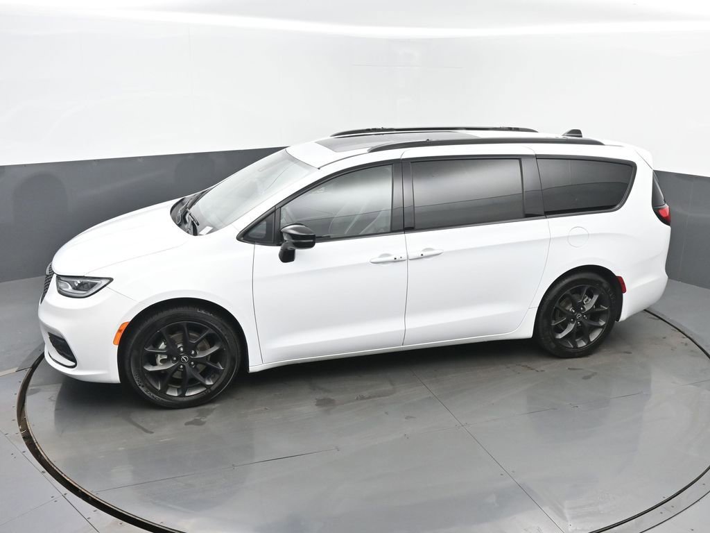 Used 2025 Chrysler Pacifica Limited image 39