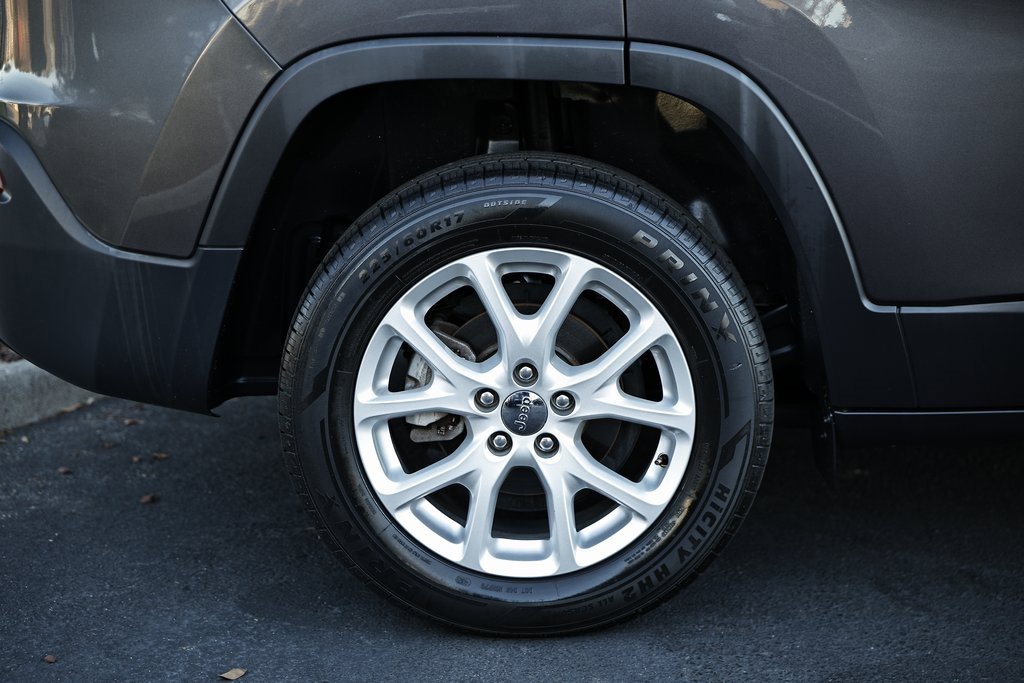 Used 2018 Jeep Cherokee Latitude Plus w/ Comfort/Convenience Group image 6