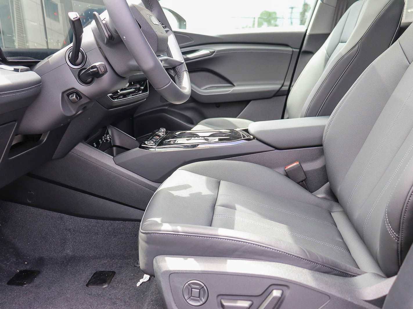 Used 2025 Audi Q6 e-tron Premium w/ Convenience Package RWD image 18