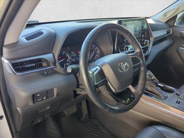 Used 2021 Toyota Highlander Limited FWD image 11
