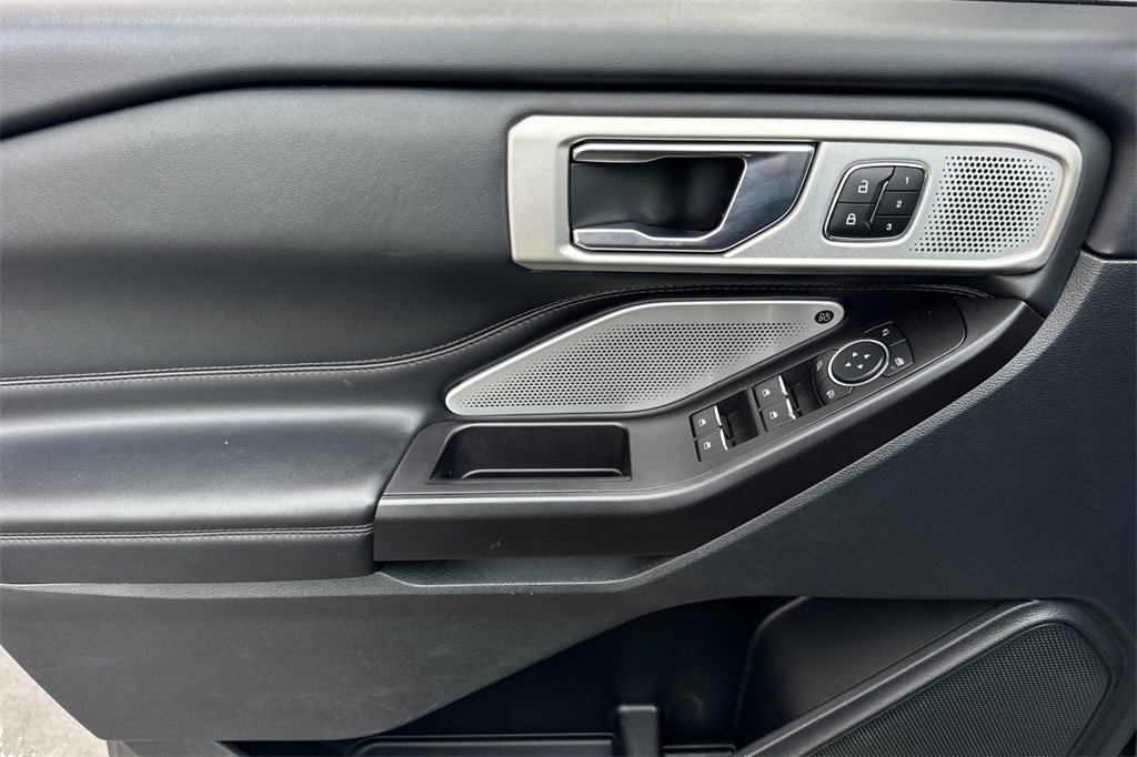 Used 2020 Ford Explorer Platinum w/ Premium Technology Package image 11