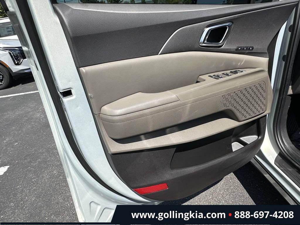 Certified 2025 Kia Carnival SX FWD image 13