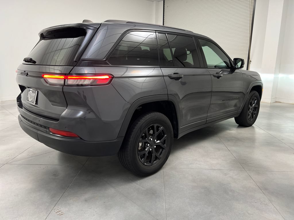 Used 2024 Jeep Grand Cherokee Altitude RWD image 9