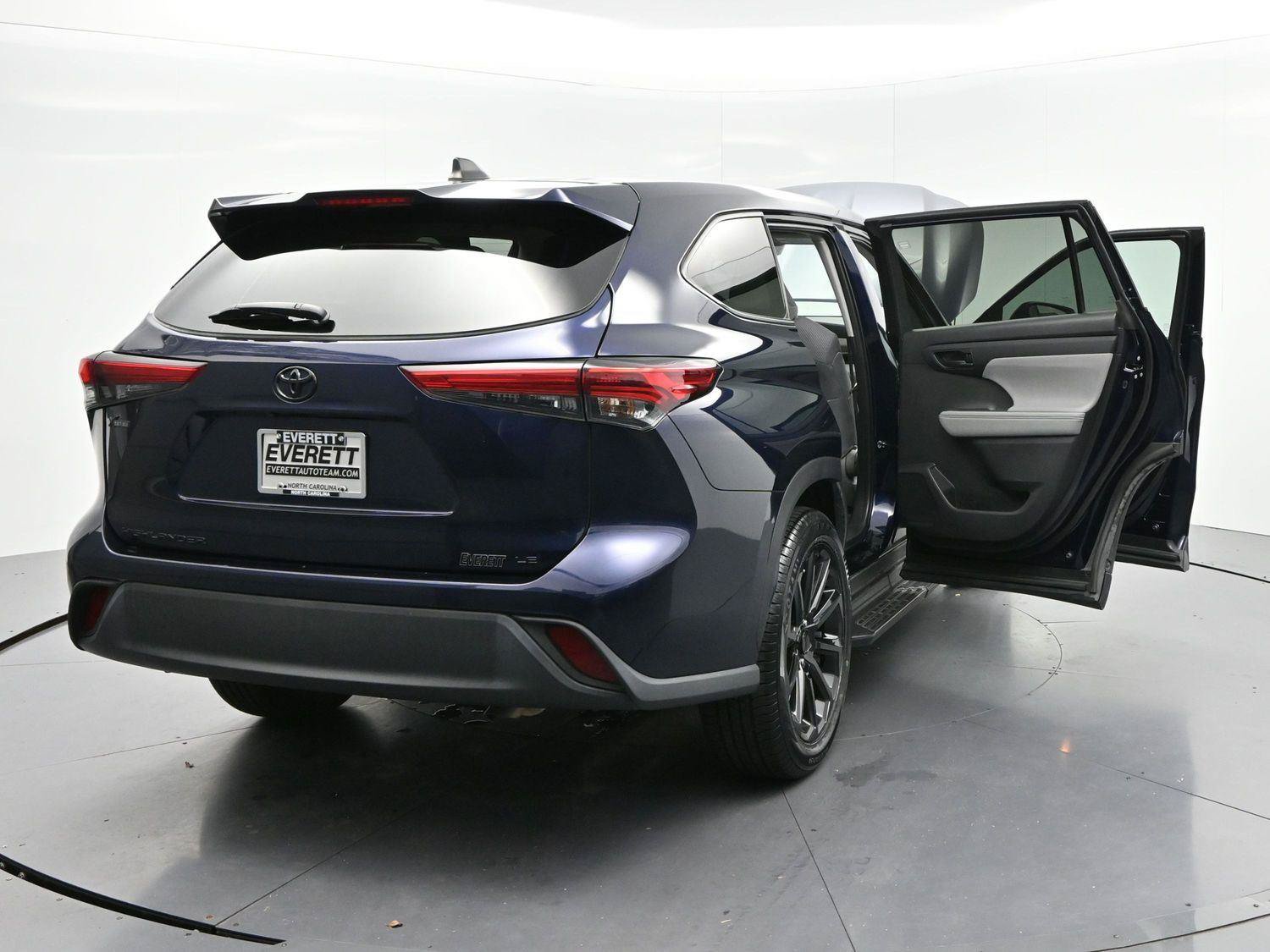 Used 2023 Toyota Highlander LE FWD image 39