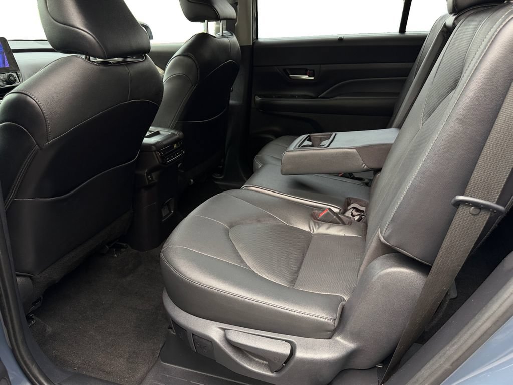 Used 2024 Toyota Grand Highlander AWD image 11