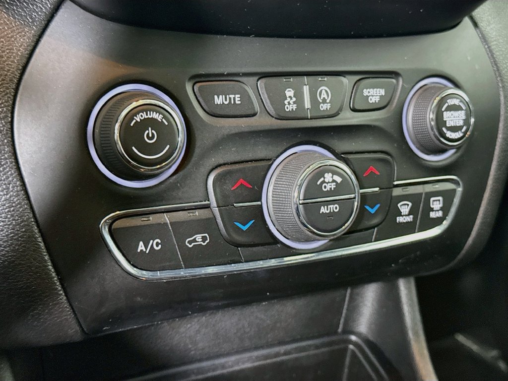 Used 2019 Jeep Cherokee Latitude Plus w/ Comfort/Convenience Group AWD/4WD image 8