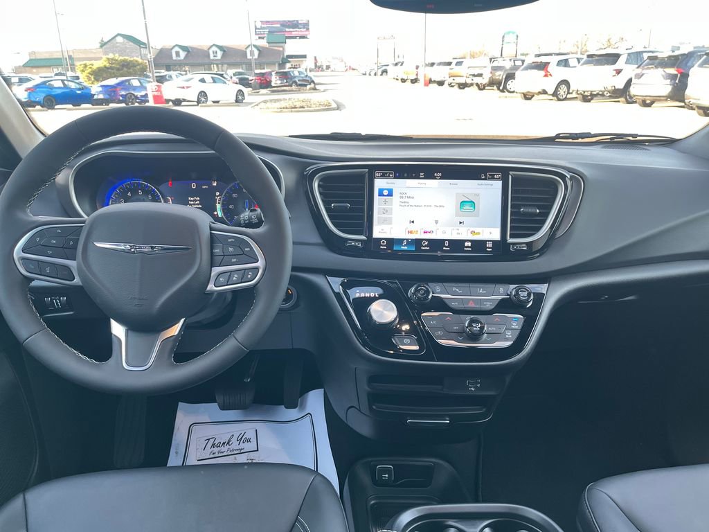 Used 2026 Chrysler Pacifica Select image 14
