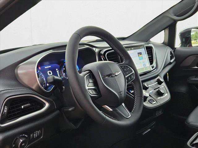 New 2025 Chrysler Pacifica Select image 3