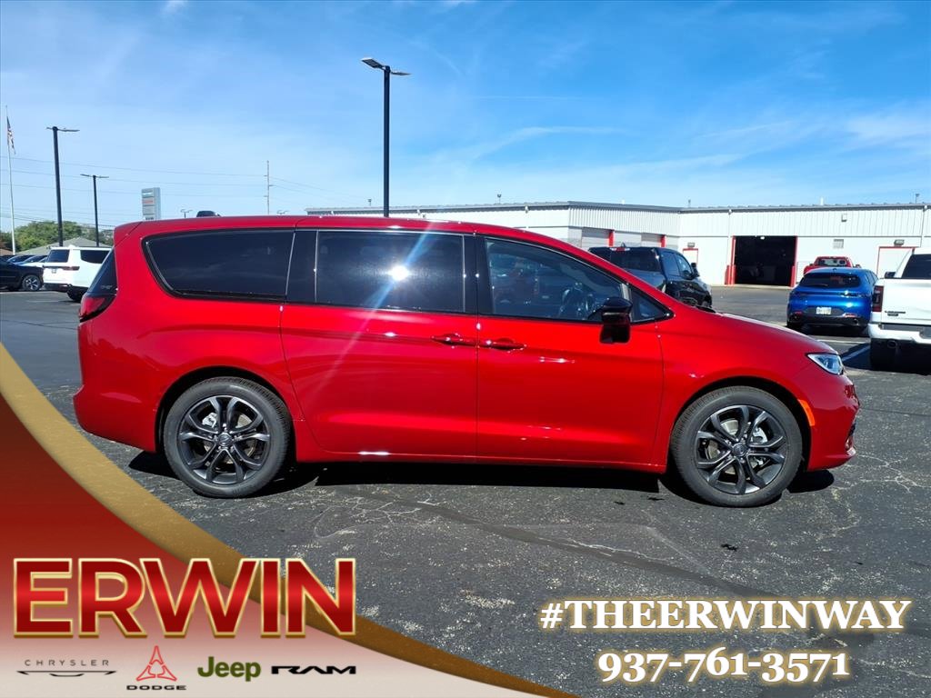 New 2026 Chrysler Pacifica Select image 2