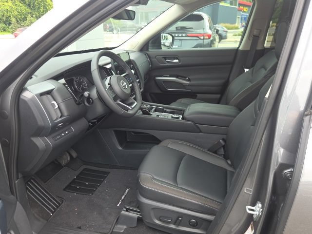 Used 2025 Nissan Pathfinder SL w/ SL Premium Package AWD/4WD image 13