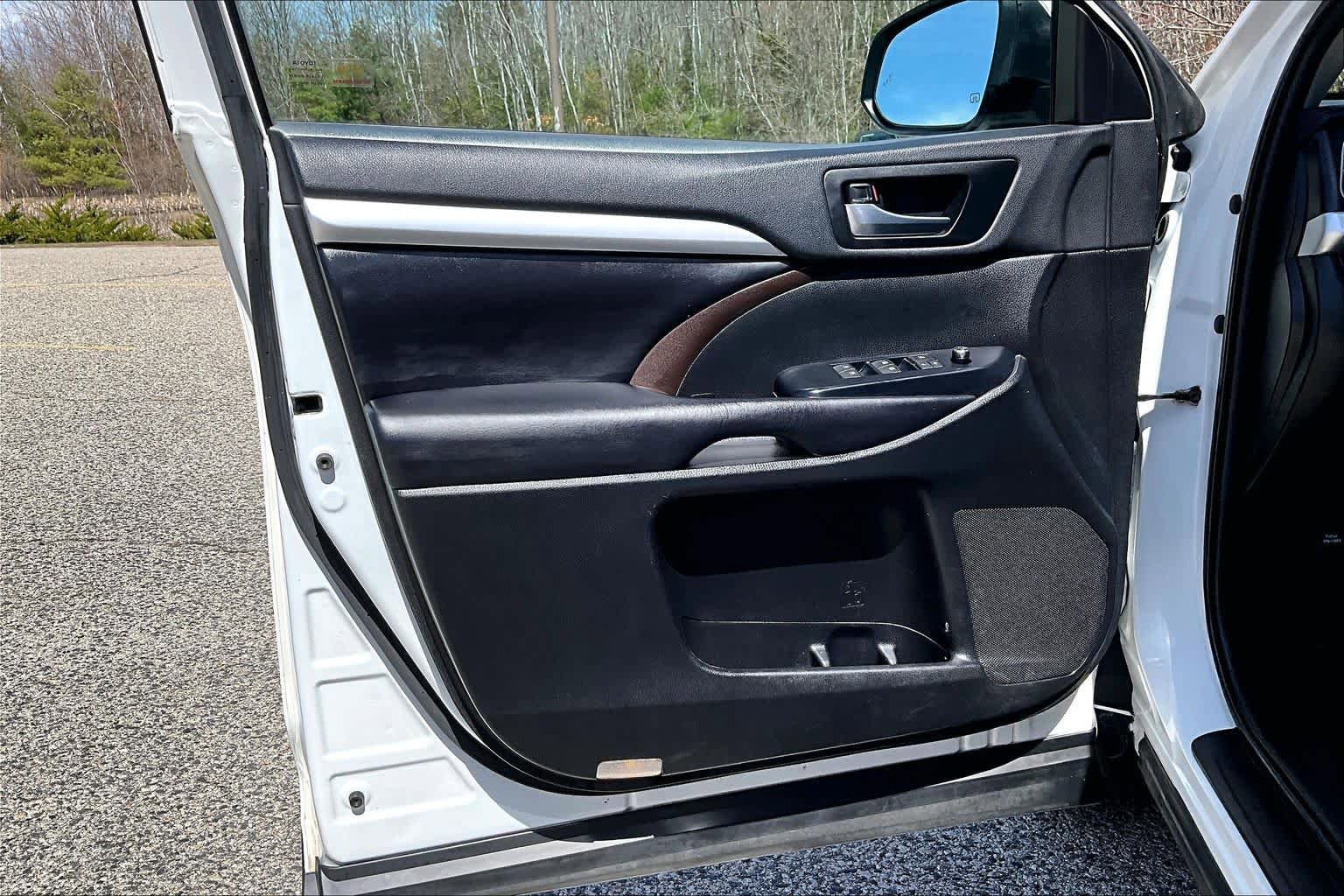 Used 2019 Toyota Highlander XLE w/ Carpet Mat Package (TMS) AWD/4WD image 22