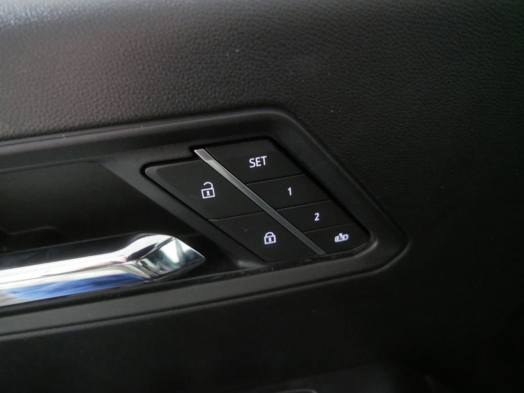 Used 2025 GMC Canyon AT4 w/ Technology Plus Package image 15