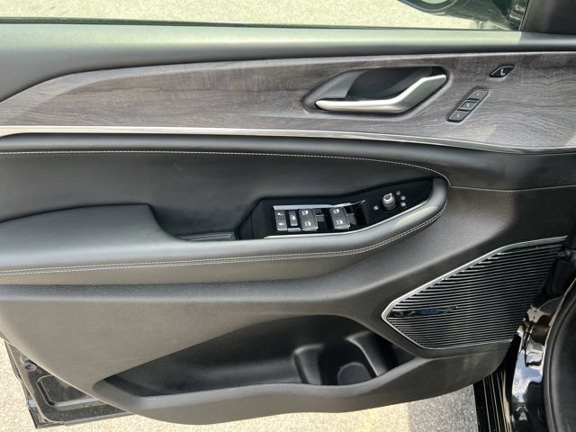 Certified 2022 Jeep Grand Cherokee Overland w/ Luxury Tech Group IV AWD/4WD image 16
