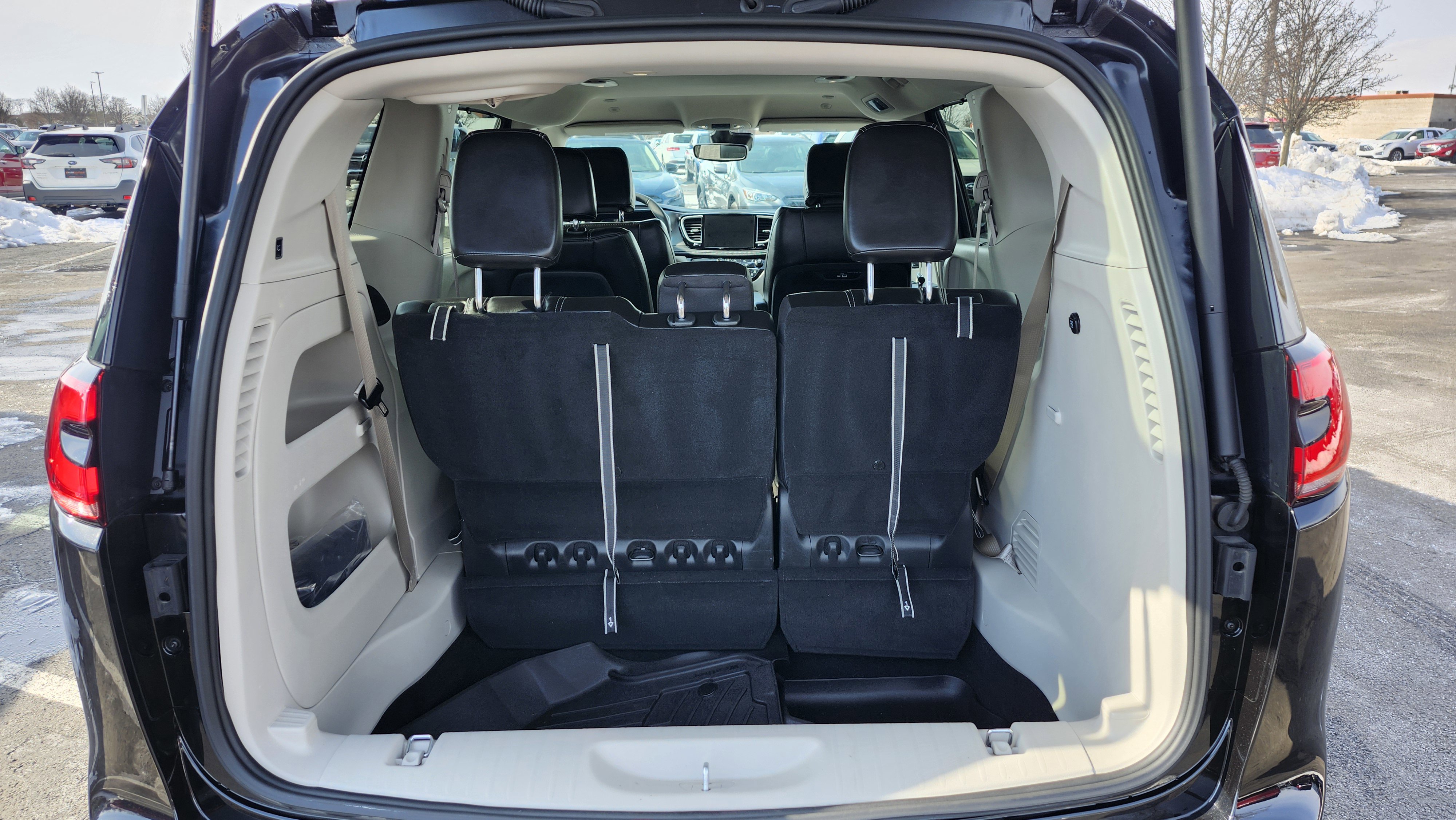 Used 2023 Chrysler Pacifica Touring-L image 22