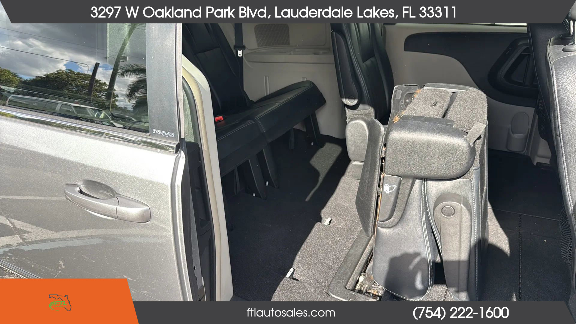 Used 2013 Chrysler Town & Country Touring image 23