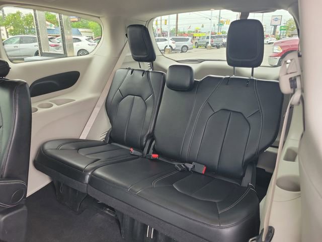 Used 2024 Chrysler Pacifica Touring-L FWD image 9