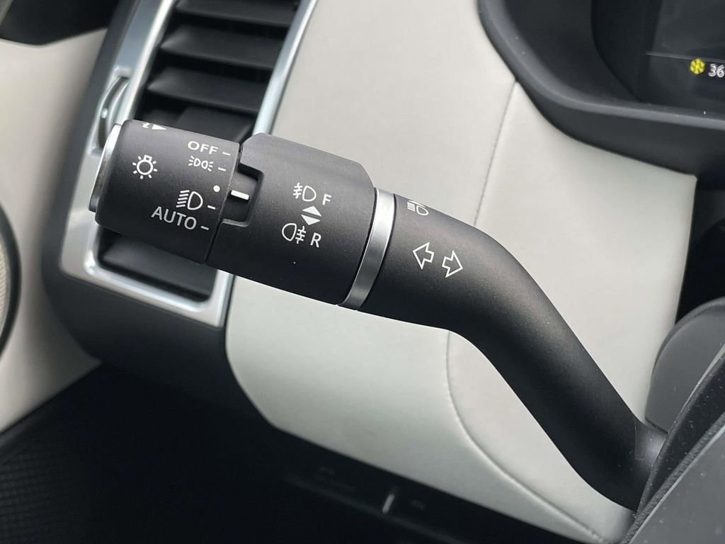 Used 2025 Land Rover Discovery S image 14