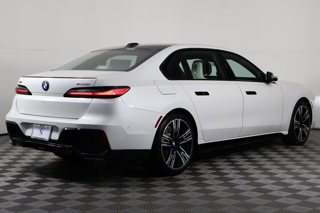 New 2026 BMW 750e xDrive w/ Executive Package image 2