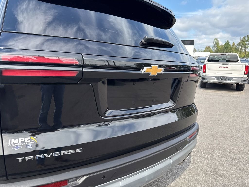 Used 2025 Chevrolet Traverse LT image 32