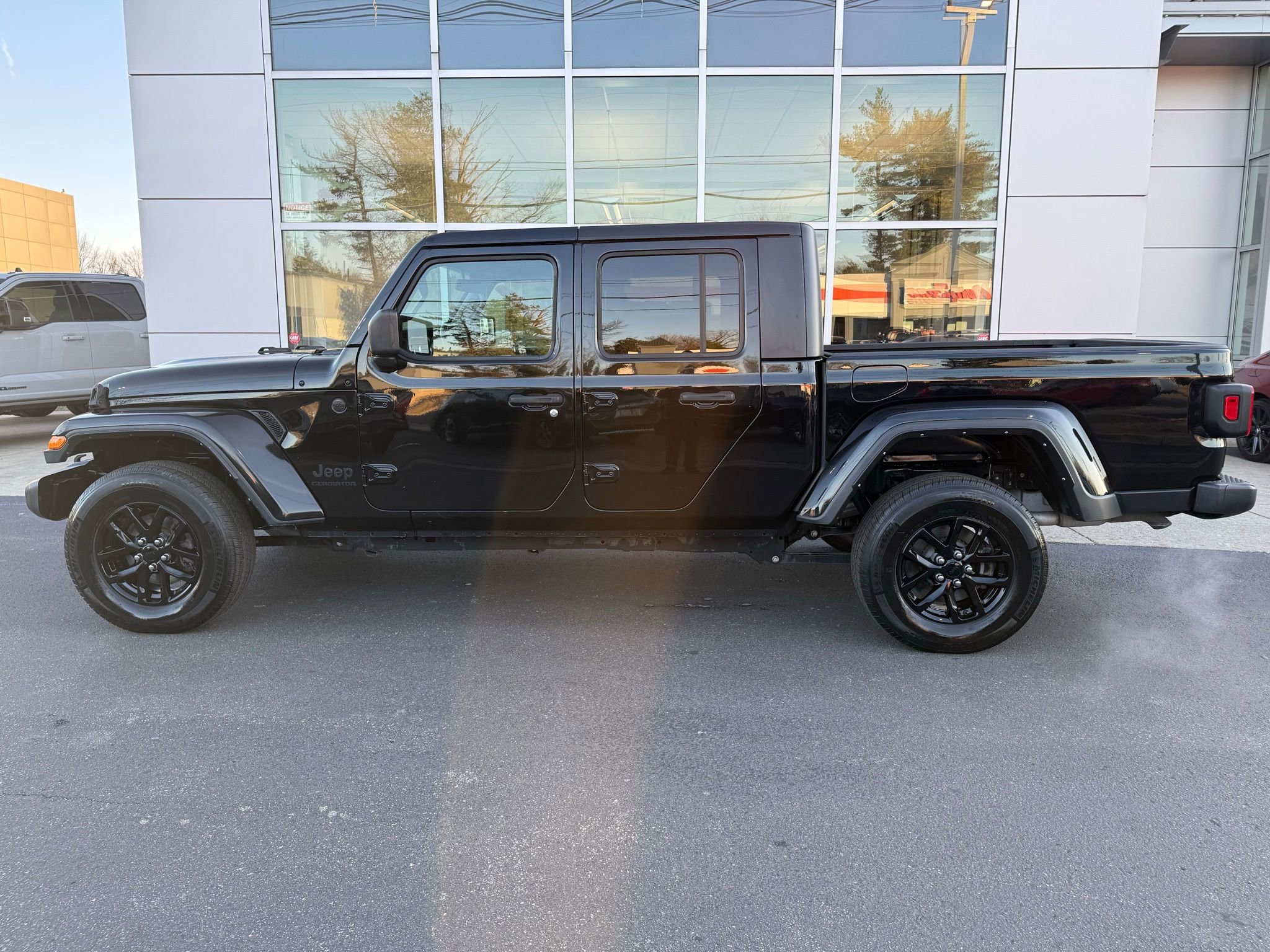 Used 2021 Jeep Gladiator Sport image 1