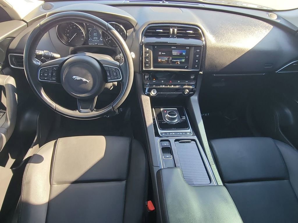 Used 2018 Jaguar F-PACE Premium image 18