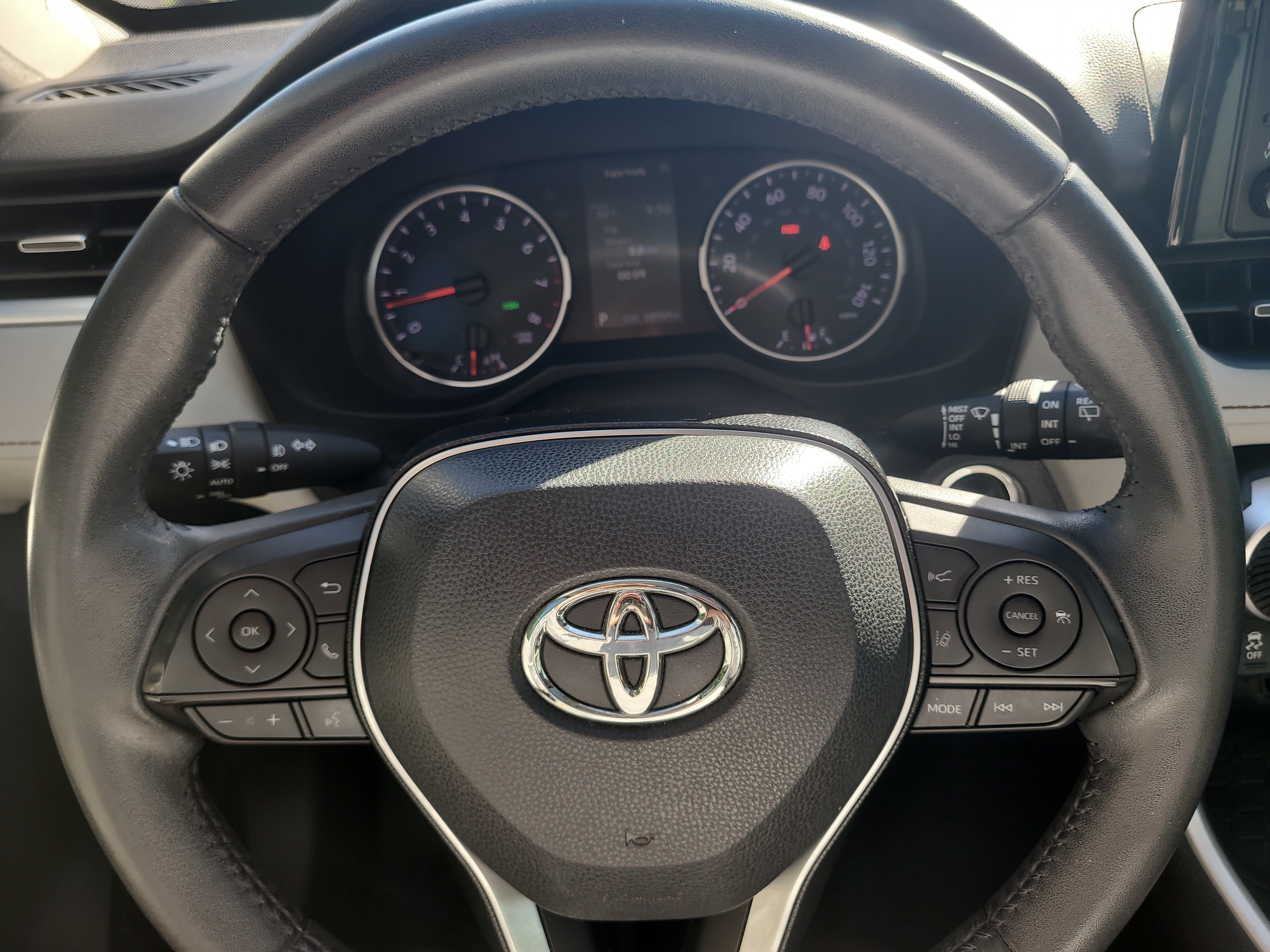 Used 2020 Toyota RAV4 XLE Premium FWD image 30