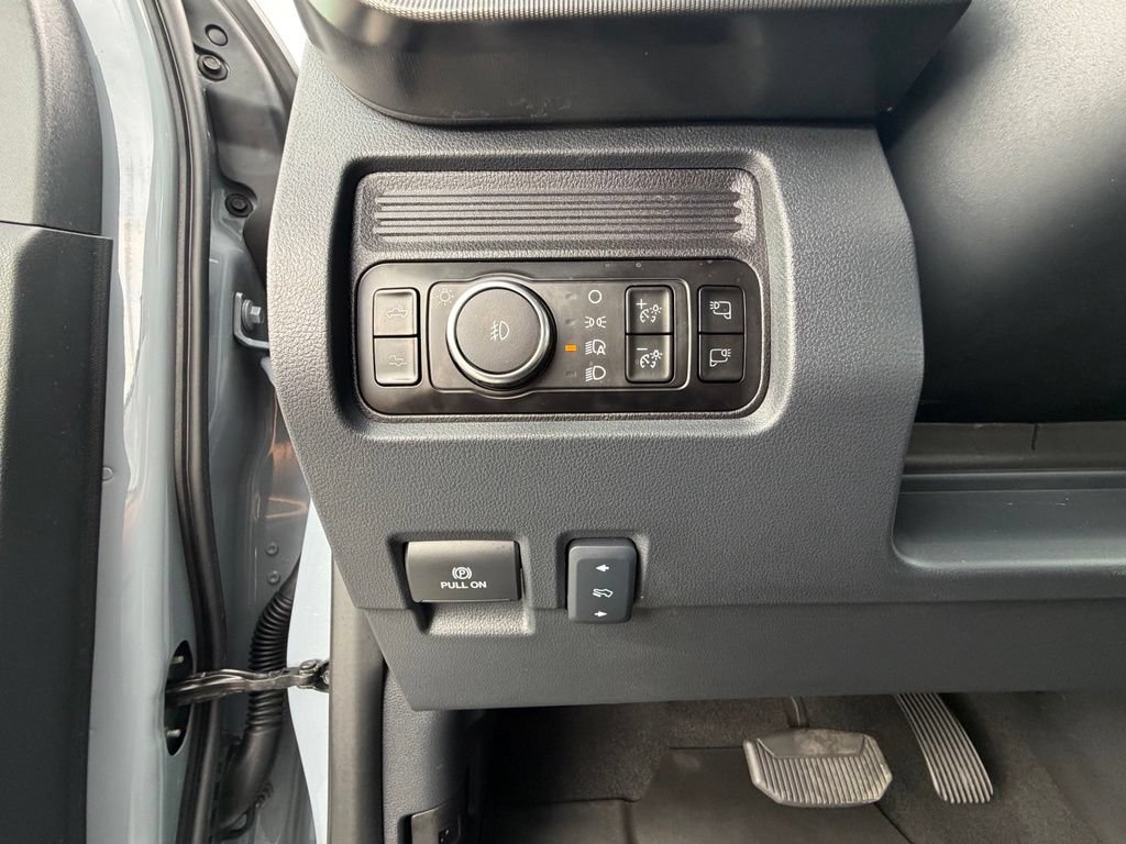 Used 2026 Ford F250 Platinum w/ Tremor Off-Road Package AWD/4WD image 4