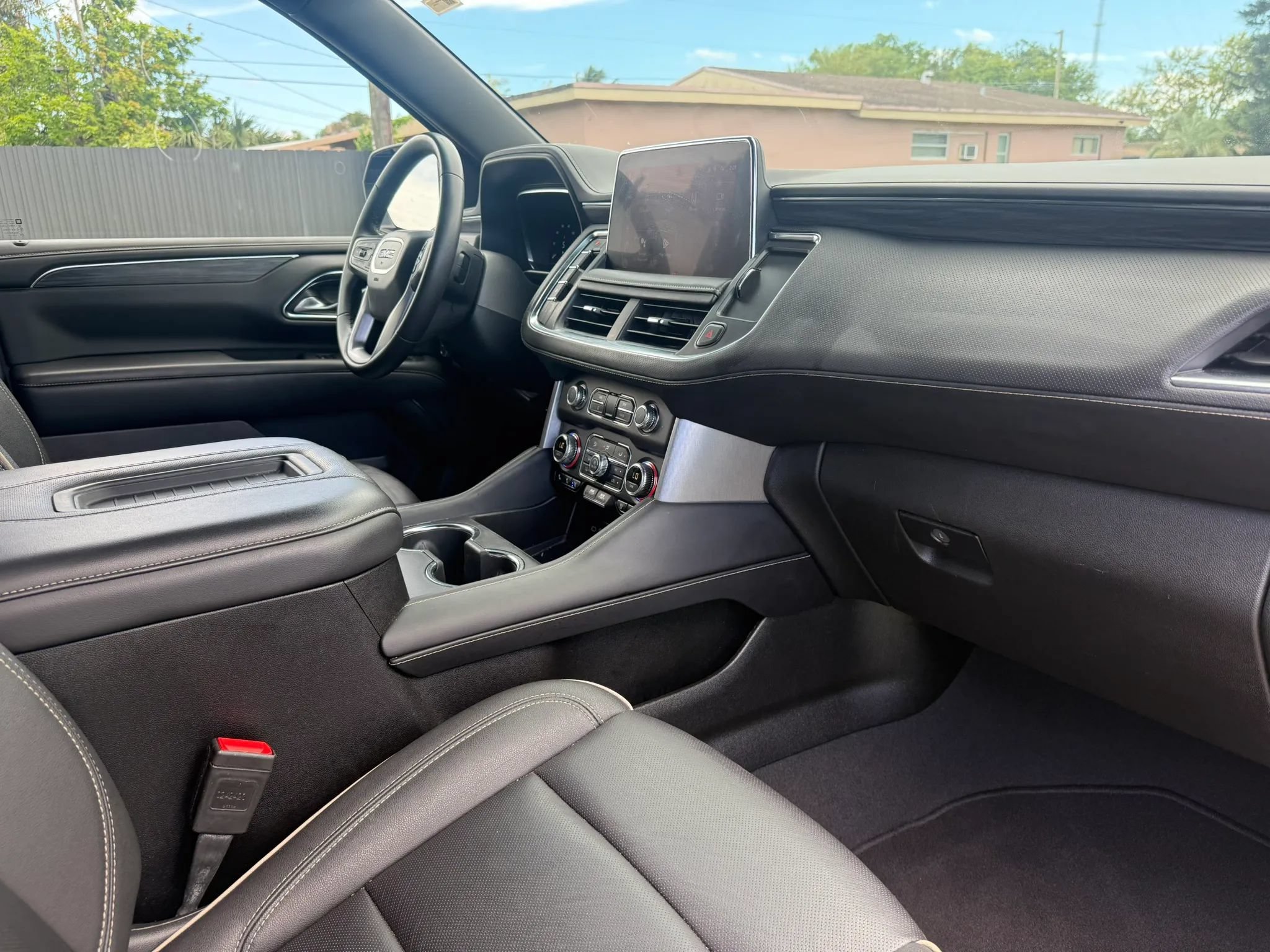 Used 2024 GMC Yukon XL SLT RWD image 9