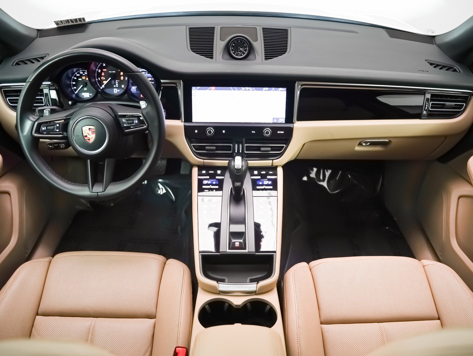 Certified 2024 Porsche Macan image 12