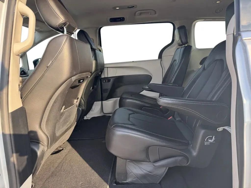 Used 2024 Chrysler Pacifica Touring-L image 19
