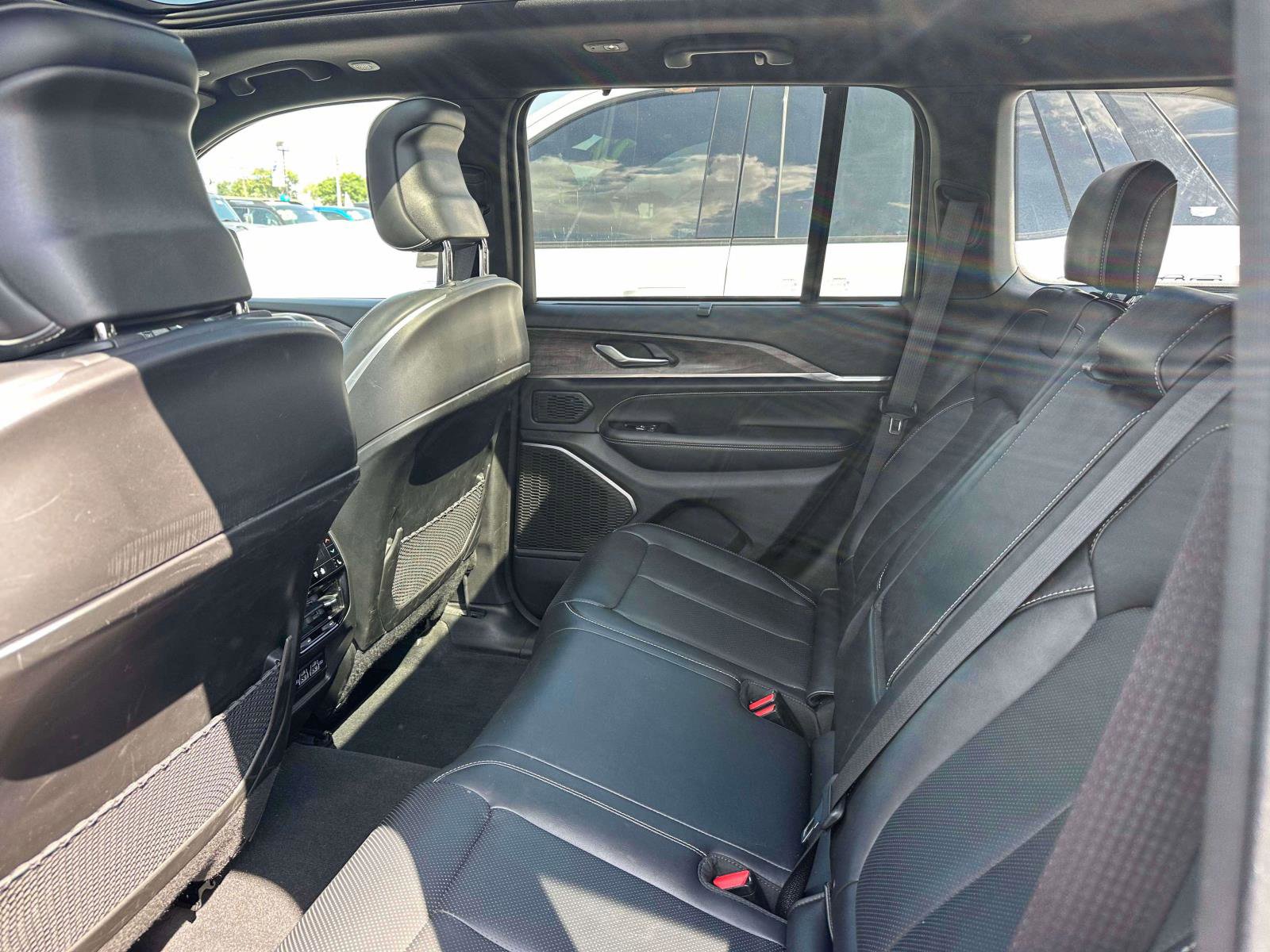 Used 2023 Jeep Grand Cherokee Overland w/ Luxury Tech Group IV image 9