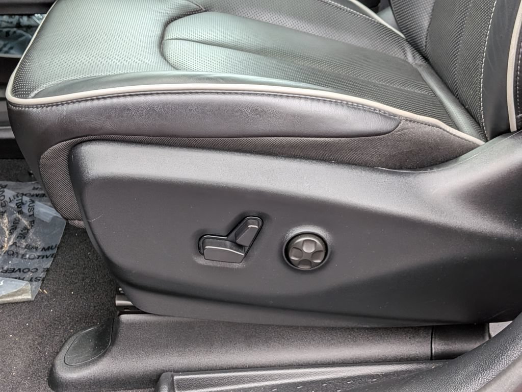 Used 2025 Chrysler Pacifica Limited FWD image 14