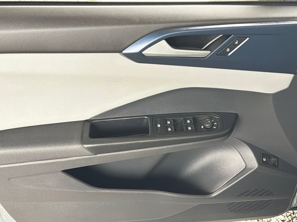 Used 2023 Volkswagen Taos SE image 3