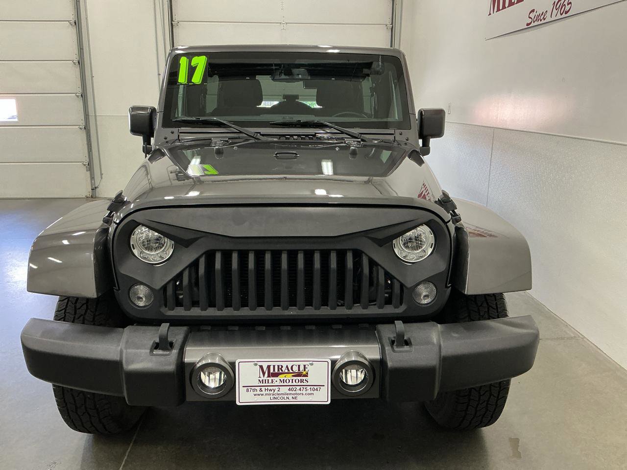 Used 2017 Jeep Wrangler Unlimited Sahara w/ Connectivity Group AWD/4WD image 8