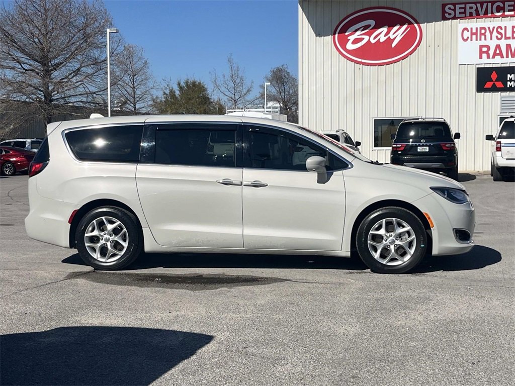 Used 2020 Chrysler Pacifica Touring w/ Tire & Wheel Group image 6