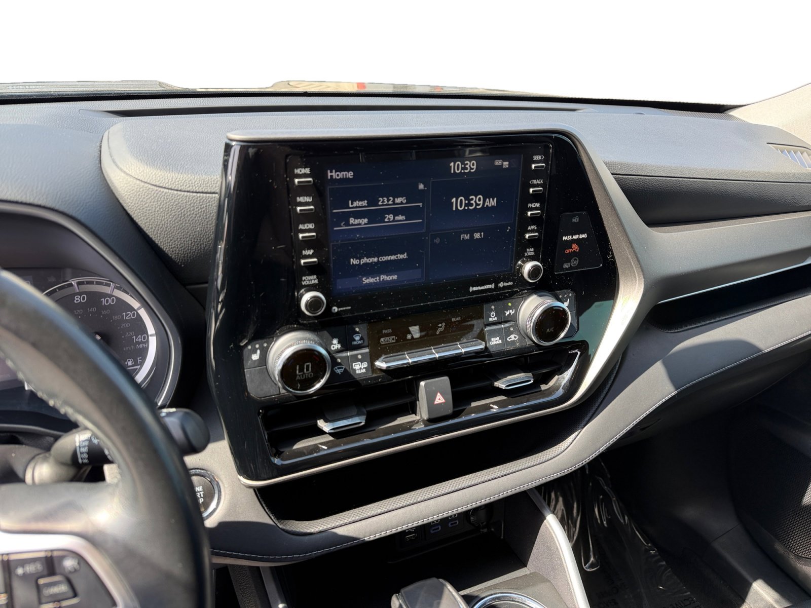 Used 2022 Toyota Highlander XLE AWD/4WD image 12
