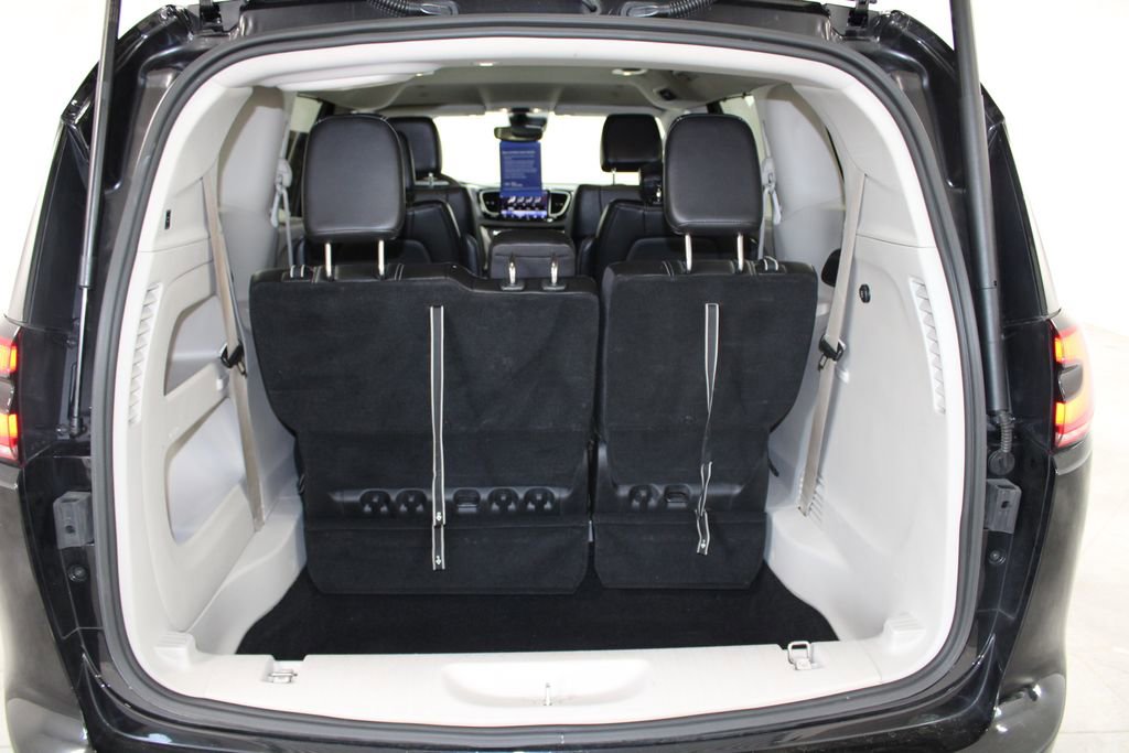 Used 2024 Chrysler Pacifica Touring-L image 15
