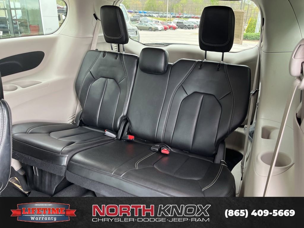 Used 2023 Chrysler Pacifica Touring-L image 14