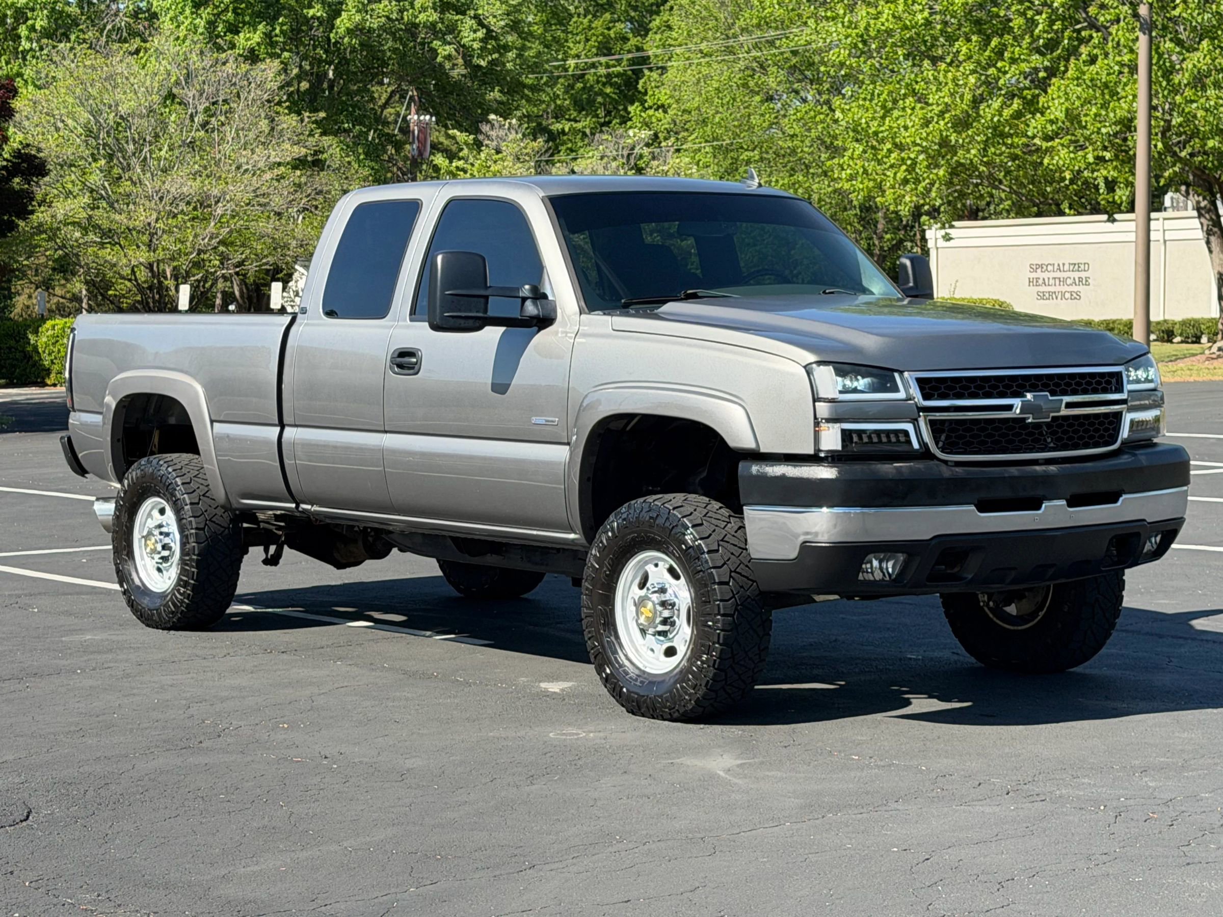 Used 2006 Chevrolet Silverado 2500 LT w/ Heavy-Duty Power Package image 4