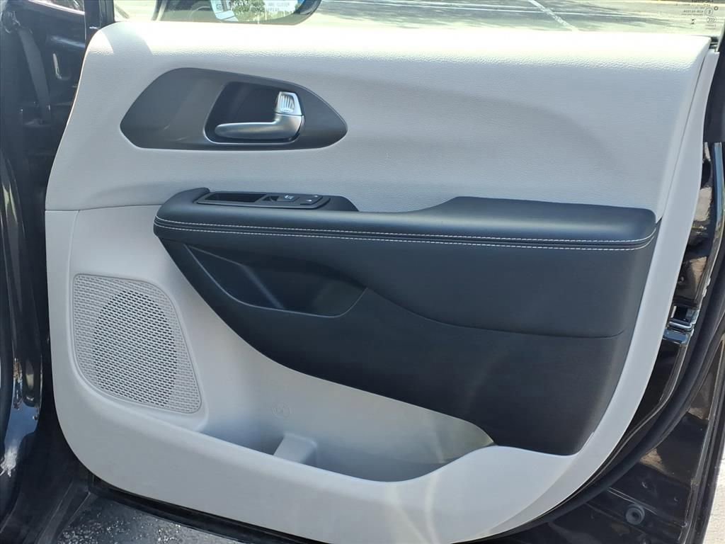 Used 2024 Chrysler Pacifica Limited FWD image 20