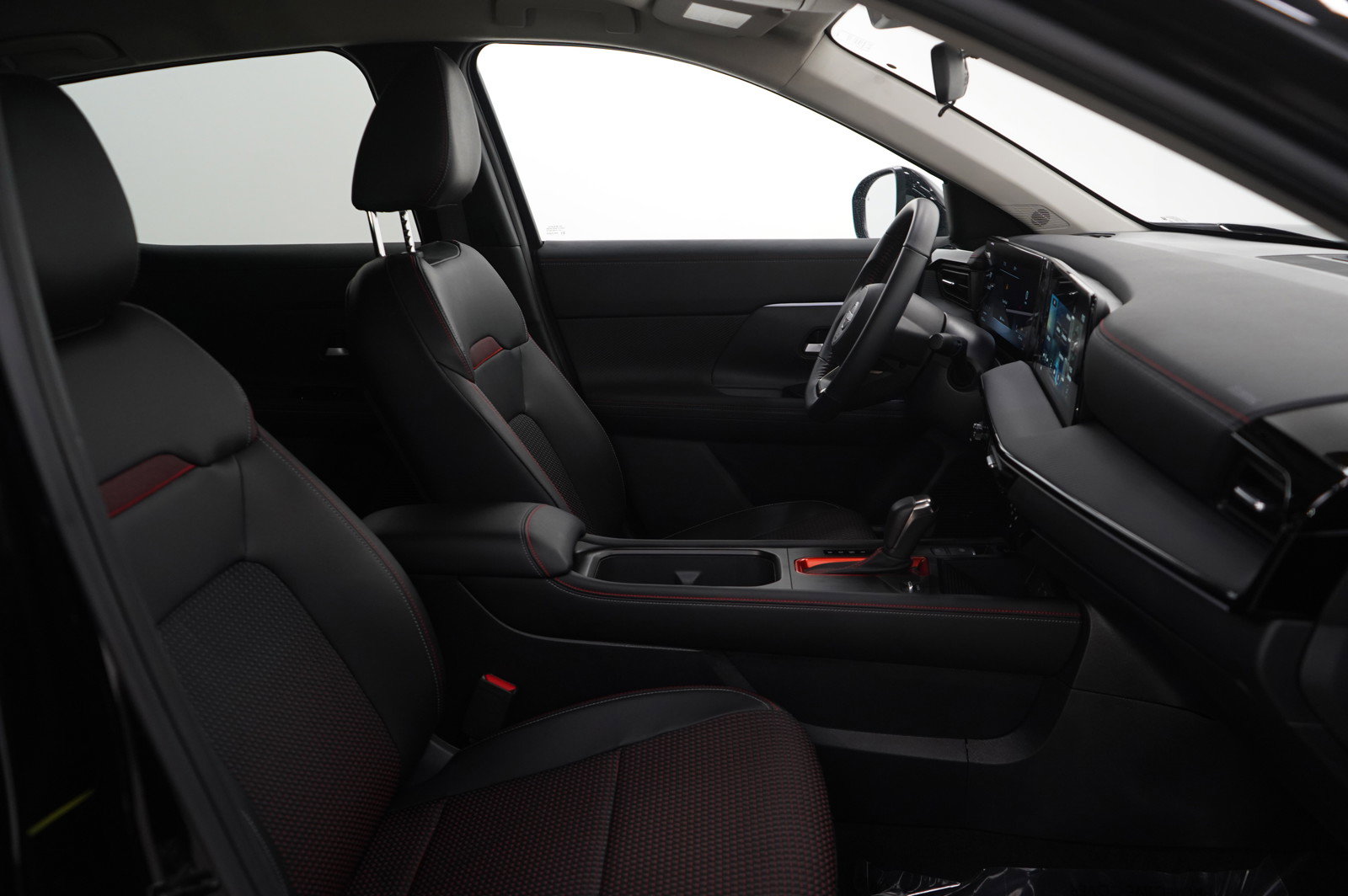 Used 2025 Nissan Kicks SR w/ Illumination Package image 11