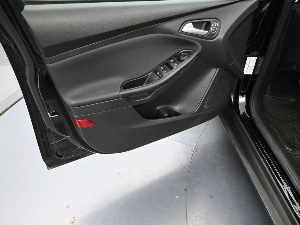Used 2018 Ford Focus SE image 26