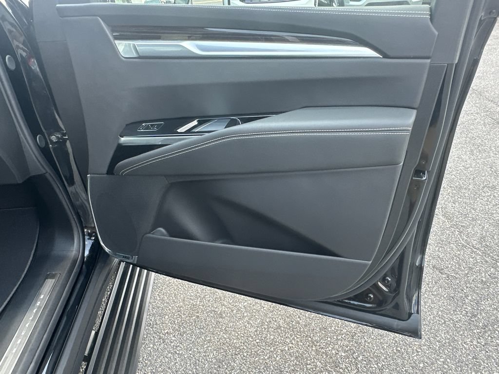 Certified 2026 Cadillac Escalade Luxury w/ LPO, Radiant Package AWD/4WD image 14