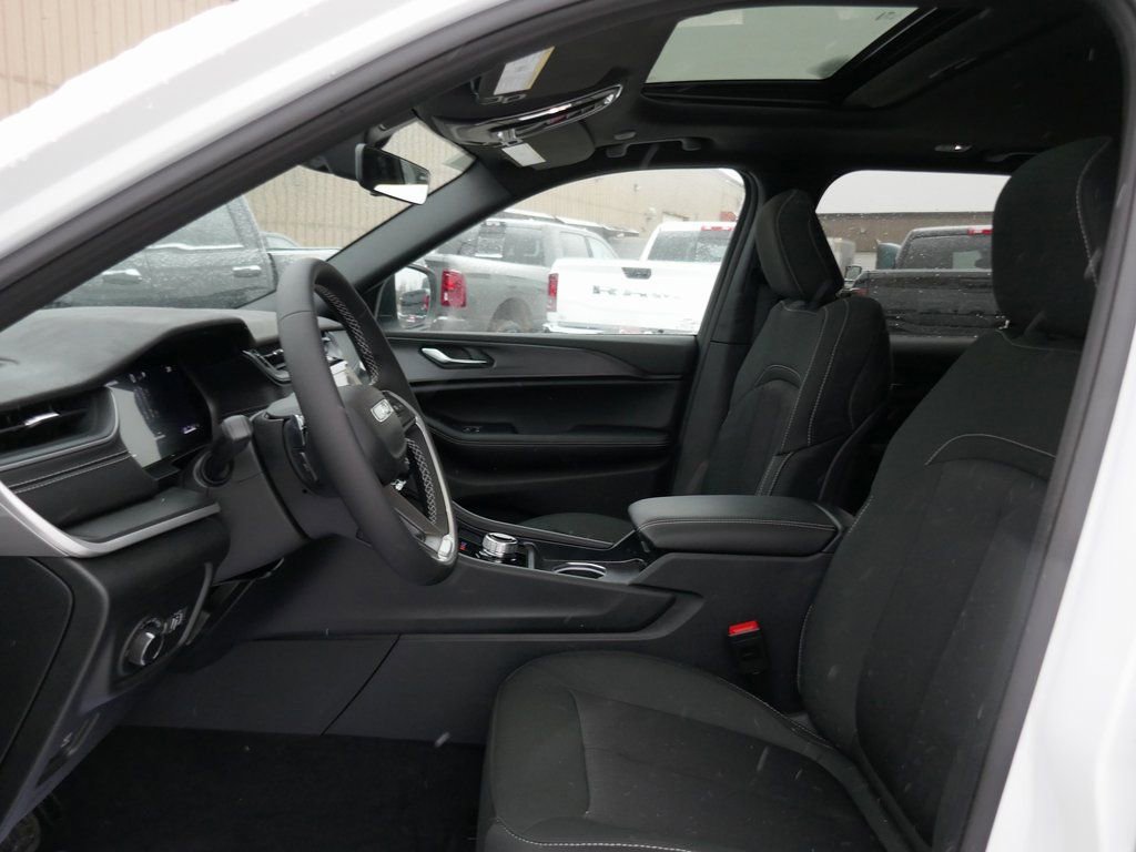 New 2025 Jeep Grand Cherokee Laredo X image 13